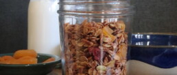 Low carb almond and pistachio granola